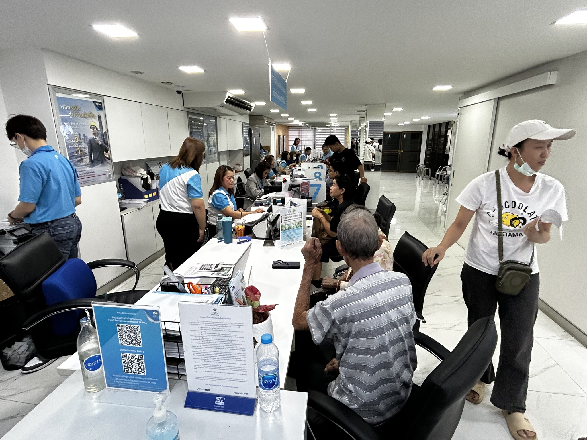 เปิดลงทะเบียน &ldquo;คนละครึ่งพลัส&rdquo; วันแรก กรุงไทยสาขาลำพูน คนแน่นตั้งแต่เช้าจนก่อนปิดธนาคาร