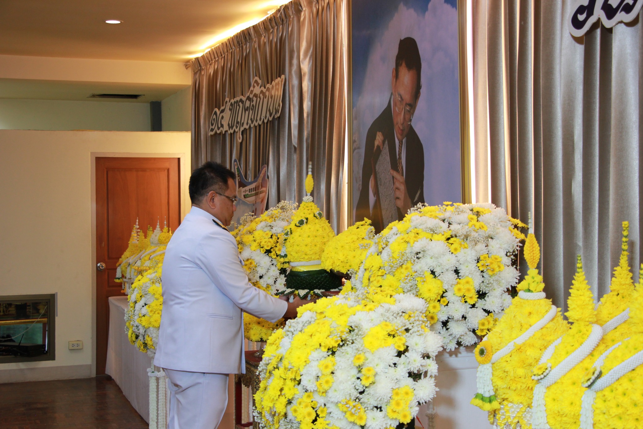 จังหวัดลำพูน น้อมรำลึกในพระมหากรุณาธิคุณของ พระบาทสมเด็จพระบรมชนกาธิเบศร มหาภูมิพลอดุลยเดชมหาราช บรมนาถบพิตร เนื่องในวันพระบิดาแห่งฝนหลวง ประจำปี 2568