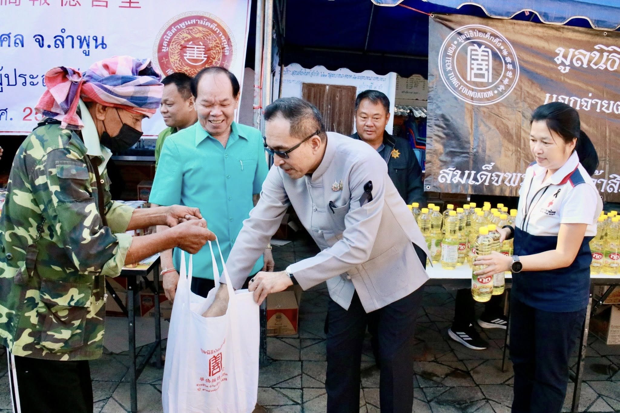 มูลนิธิป่อเต็กตึ๊ง แจกผ้าห่มกันหนาวพร้อมเครื่องอุปโภคบริโภค ให้แก่ผู้ประสบภัยหนาวในพื้นที่อำเภอแม่ทา เพื่อช่วยเหลือ สงเคราะห์ บรรเทาทุกข์ และสร้างขวัญกำลังใจในการดำรงชีวิตต่อไป