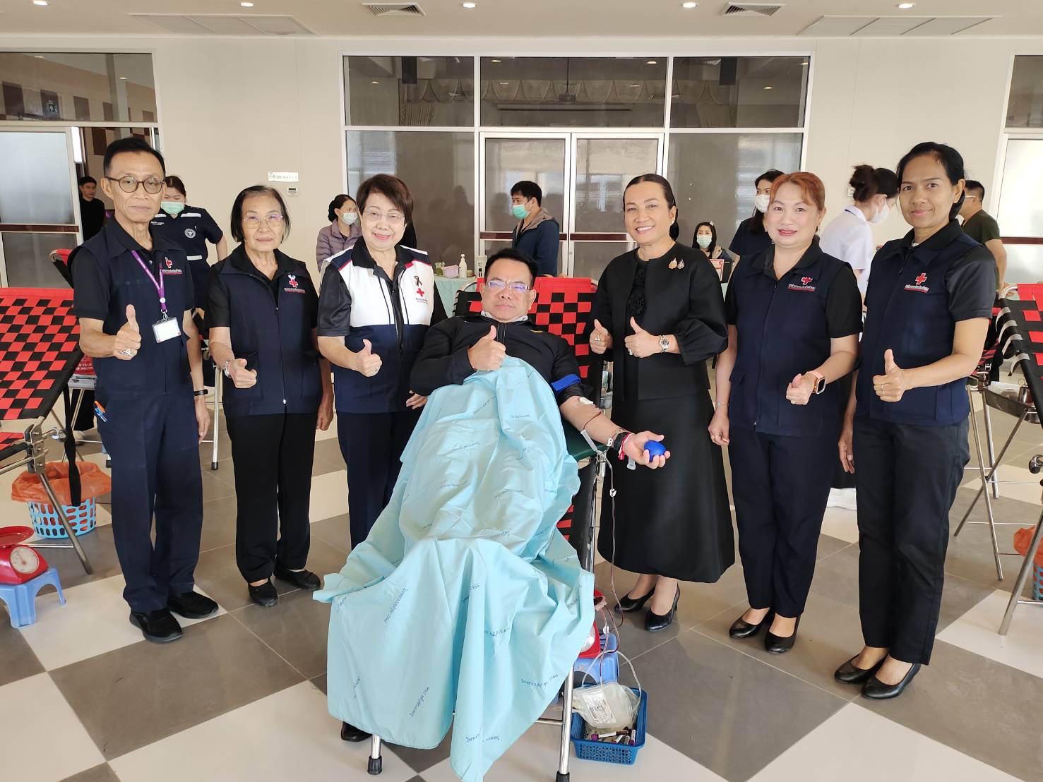 ข้าราชการและประชาชนชาวจังหวัดลำพูน ร่วมบริจาคโลหิต เพื่อถวายเป็นพระราชกุศล สมเด็จพระนางเจ้าสิริกิติ์ พระบรมราชินีนาถ พระบรมราชชนนีพันปีหลวง สภายิกาสภากาชาดไทย ณ หอประชุมศาลากลางจังหวัดลำพูน