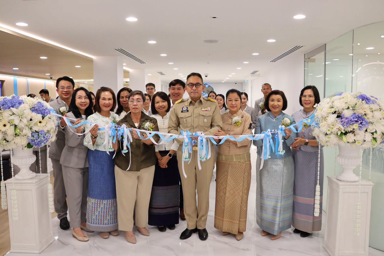 ผู้ว่าฯ ลำพูน พร้อมนายกเหล่ากาชาดจังหวัดลำพูน ร่วมเป็นเกียรติพิธีเปิดสาขาธนาคารกรุงไทย สาขาลำพูน รูปแบบใหม่ ยกระดับการให้บริการประชาชน