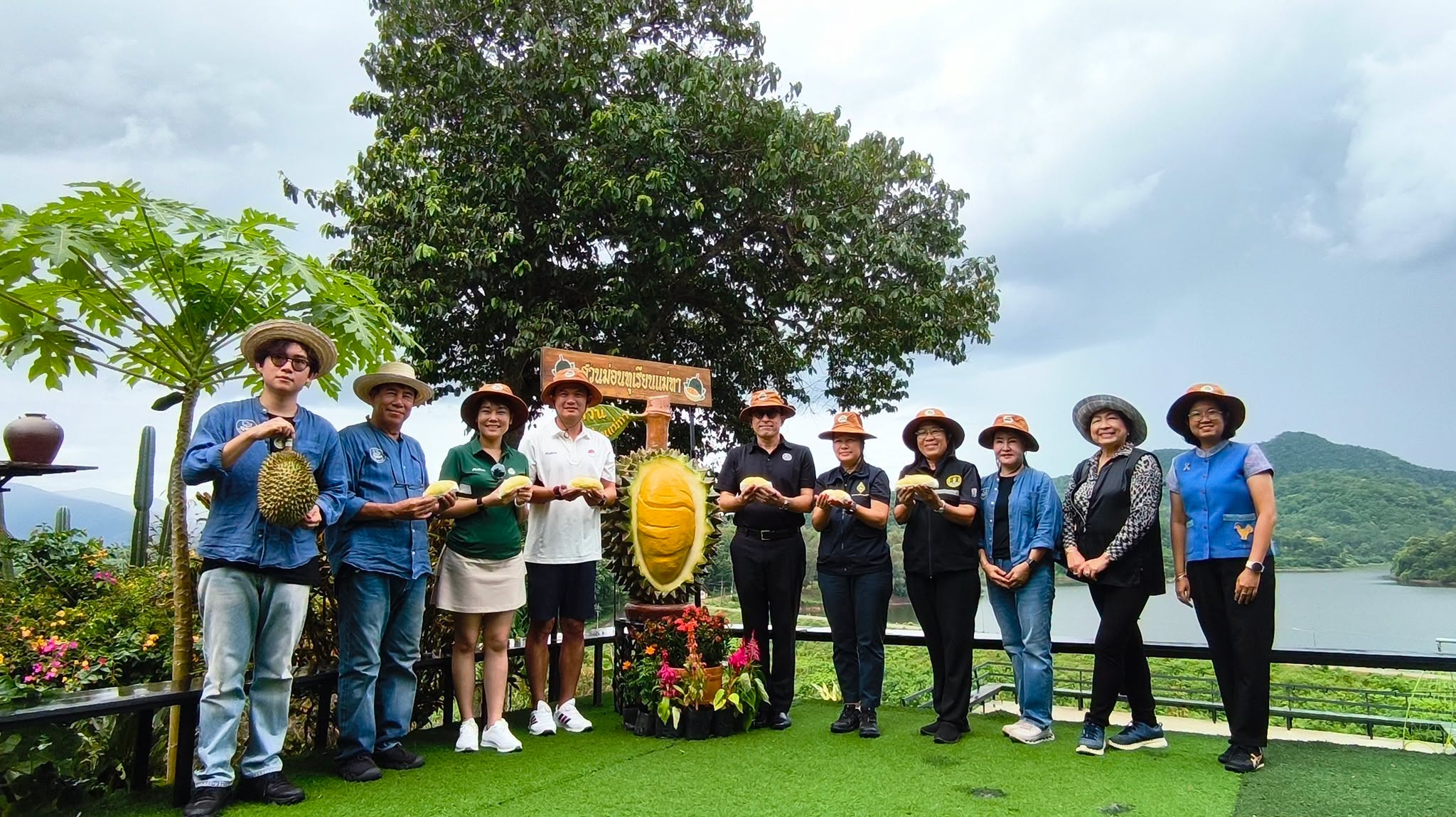 จังหวัดลำพูน โดยสำนักงานเกษตรจังหวัดลำพูน จัดกิจกรรม &ldquo;มีดแรก เริ่มต้นฤดูกาลทุเรียน&rdquo; ณ สวนม่อนทุเรียนแม่ทา กระตุ้นกระแสบริโภคทุเรียนคุณภาพอัตลักษณ์เหนือจังหวัดลำพูน