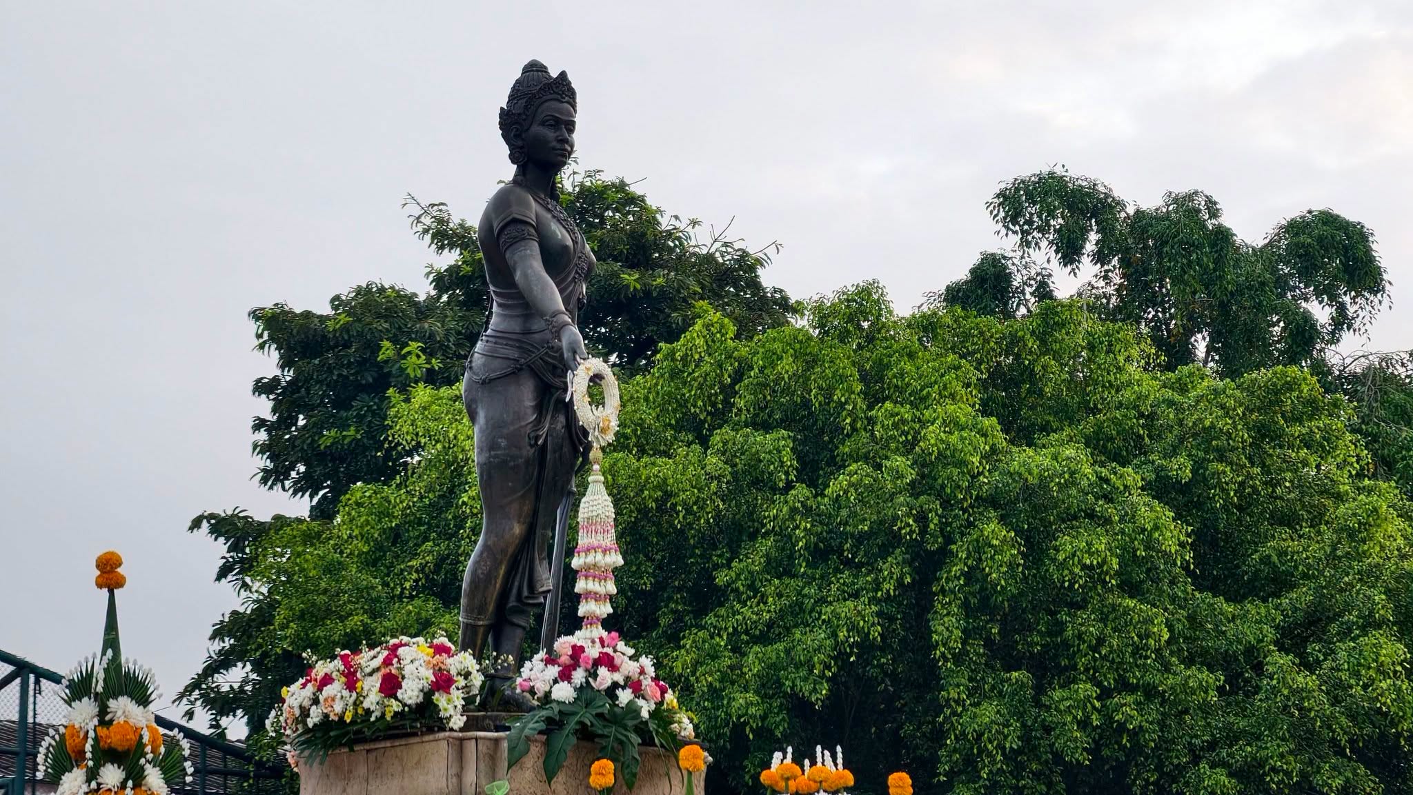 จังหวัดลำพูน จัดพิธีทำบุญตักบาตร และบวงสรวงถวายเครื่องสักการะแด่พระนางจามเทวี เนื่องใน &ldquo;วันคล้ายวันประสูติพระนางจามเทวี&rdquo; ประจำปี 2569