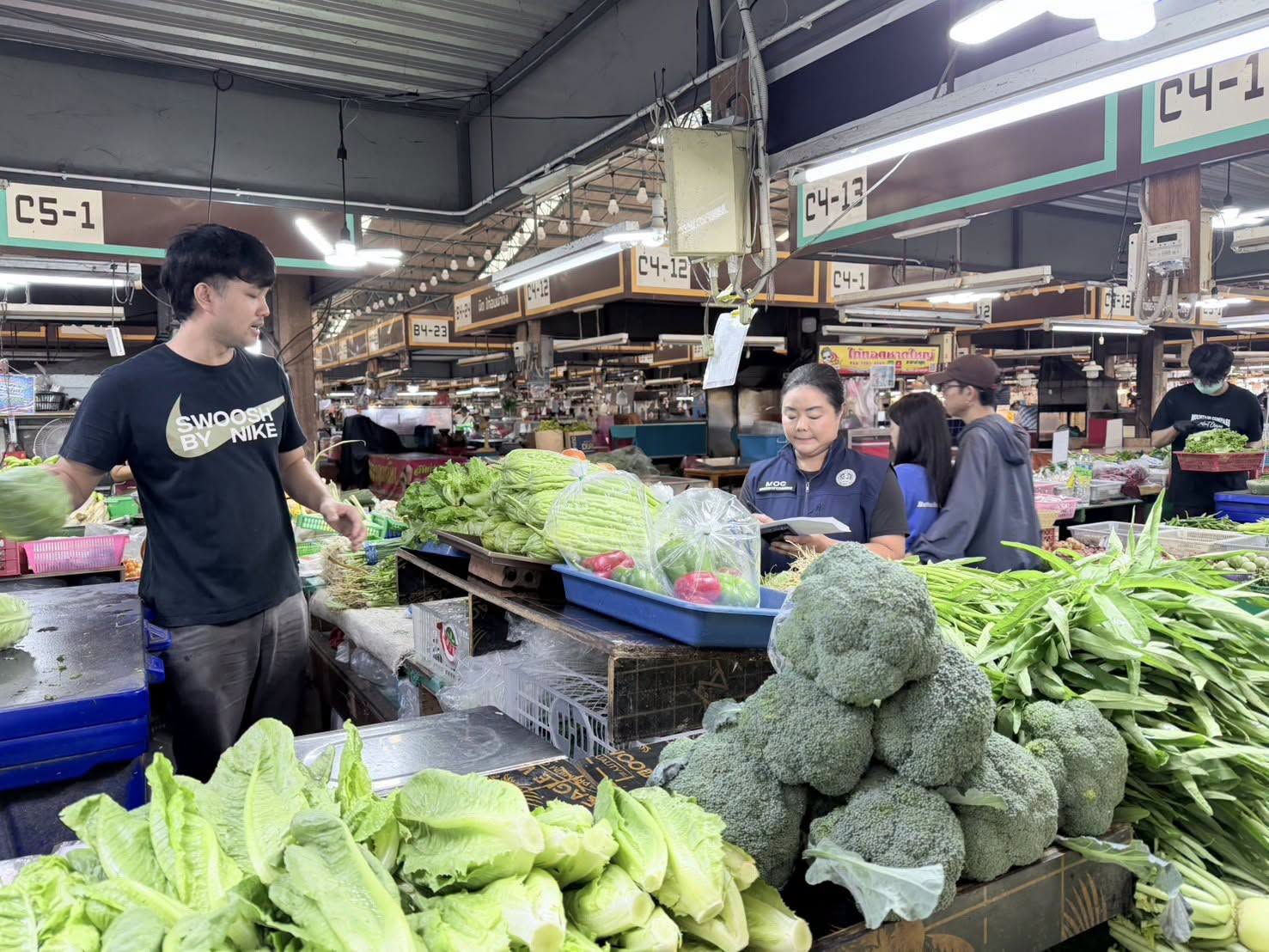 พาณิชย์ลำพูน ลงพื้นที่ตรวจเข้มตลาดต้อนรับเทศกาลกินเจ ยืนยันผัก-ผลไม้ปริมาณเพียงพอ ราคาทรงตัว ไร้การโก่งราคา พร้อมกำชับร้านค้าปิดป้ายแสดงราคาชัดเจน