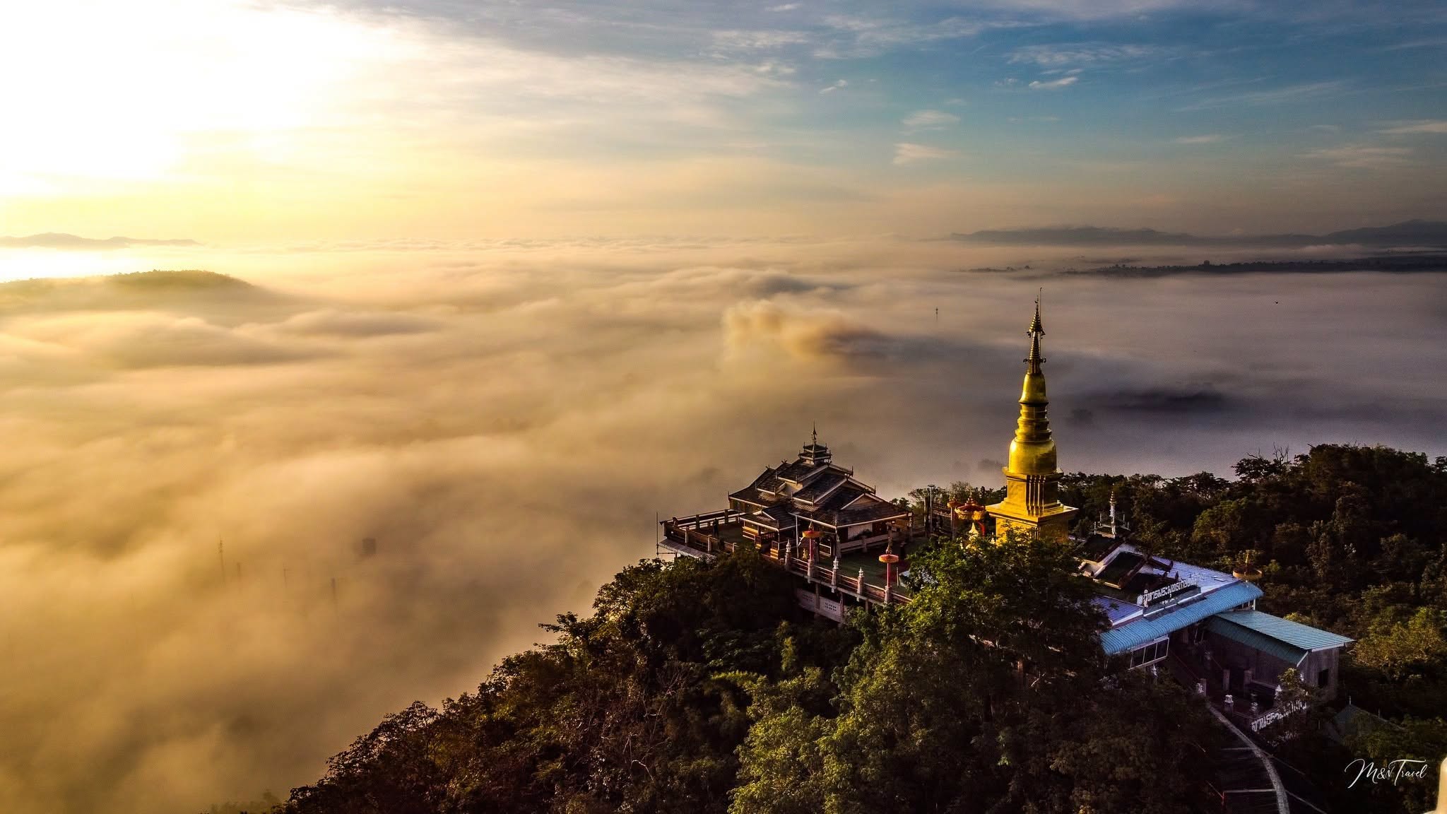 เปิดพิกัดรับลมหนาว! ที่ จังหวัดลำพูน เชิญเที่ยวชมทะเลหมอก ณ &ldquo;วัดพระพุทธบาทผาหนาม&rdquo; อำเภอลี้ จุดชมวิวเมืองลี้ 360 องศา และศูนย์รวมศรัทธาสายบุญล้านนา
